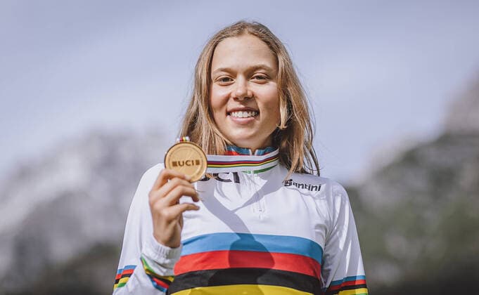 Bilder des Jahres 2020, Sport 10 Oktober Sport Themen der Woche KW41 09.10.2020, Asitz, Leogang, AUT, UCI Mountain Bike WM 2020, Saalfelden Leogang, Cross Country, Juniorinnen, Fototermin, im Bild Weltmeisterin und Goldmedaillengewinnerin Mona Mitterwallner (AUT) World champion and gold medalist Mona Mitterwallner (AUT) during the Junior Women Cross Country competition of the UCI Mountain Bike World Championships 2020 in Asitz in Leogang, Austria on 2020 10 09. **** ONLY GER;FRA;ITA;ESP;SUISSE;GBR **** Leogang *** 09 10 2020, Asitz, Leogang, AUT, UCI Mountain Bike World Championships 2020, Saalfelden Leogang, Cross Country, Junior Women, Photo session, in the picture world champion and gold medalist Mona Mitterwallner AUT World champion and gold medalist Mona Mitterwallner AUT during the Junior Women Cross Country competition of the UCI Mountain Bike World Championships 2020 in Asitz in Leogang, Austria on 2020 10 09 ONLY GER FRA ITA ESP SUISSE GBR Leogang  EP_fei  