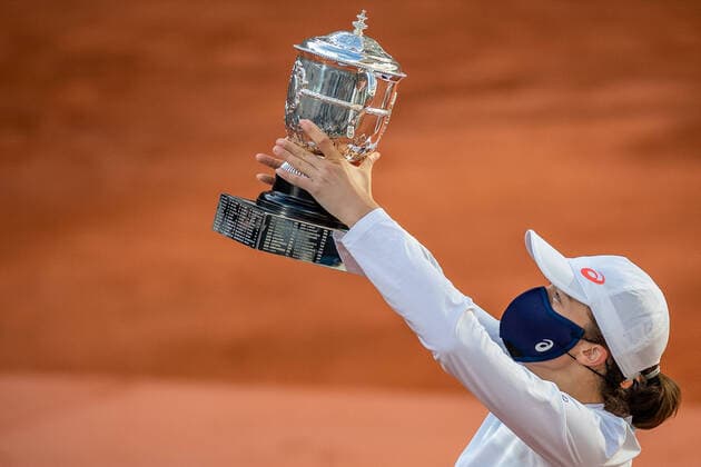 Bilder des Jahres 2020, Sport 10 Oktober Sport Themen der Woche KW41 Sport Bilder des Tages Iga SWIATEK (POL) poses with the trophy after winning her match against Sofia KENIN (USA) in the Philippe Chatrier court during the Final of the French Open tennis tournament at Roland Garros in Paris, France, 10th October 2020.  Copyright: xAurelienxMorissardx