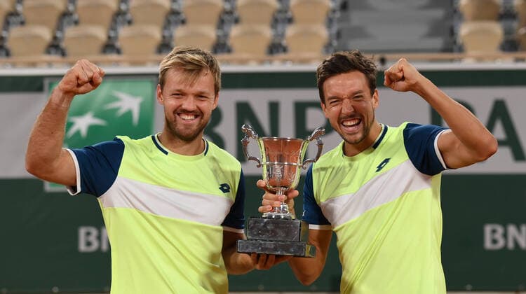 Bilder des Jahres 2020, Sport 10 Oktober Sport Themen der Woche KW41 Sport Bilder des Tages Roland Garros 2020 Kevin Krawietz and Andreas Mies , Germay winning their second Roland Garros Doubles Title *** Roland Garros 2020 Kevin Krawietz and Andreas Mies , Germay winning their second Roland Garros Doubles Title