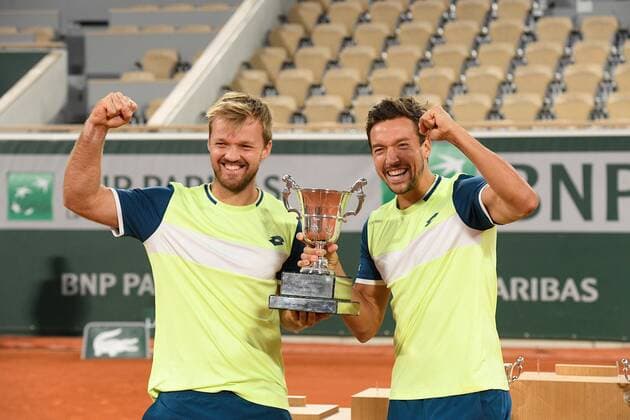 10.10.2020 Tennis Endspiel im Doppel French Open Roland Garros Paris v.l.,Kevin Krawietz und Andreas Mies (GER) mit Sieger Pokal, jubeln jubelt nach Spielende Foto: HMB Media Copyright: AntonioxBorga
