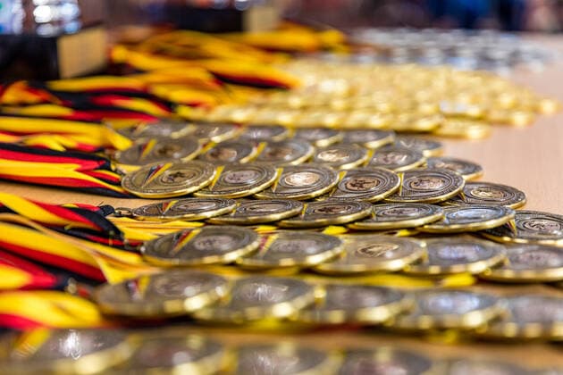 10.10.2020, Brandenburg, Senftenberg: Judo Bundesliga-Finale der Männer 2020: Medaillen liegen auf einem Tisch foto. Eibner Hammerschmidt Judo Bundesliga-Finale der Männer 2020 Senftenberg
