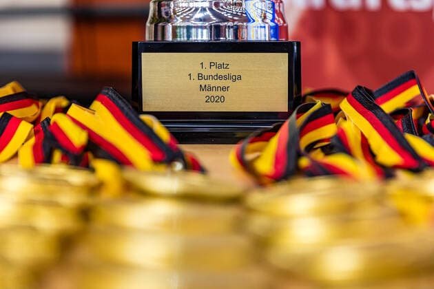 10.10.2020, Brandenburg, Senftenberg: Judo Bundesliga-Finale der Männer 2020: Medaillen liegen auf einem Tisch foto. Eibner Hammerschmidt Judo Bundesliga-Finale der Männer 2020 Senftenberg