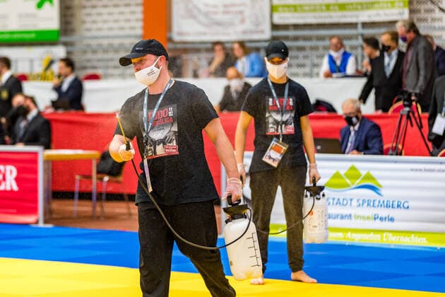 10.10.2020, Brandenburg, Senftenberg: Judo Bundesliga-Finale der Männer 2020: Zwischen den Kämpfen wird desinfiziert. foto. Eibner Hammerschmidt Judo Bundesliga-Finale der Männer 2020 Senftenberg