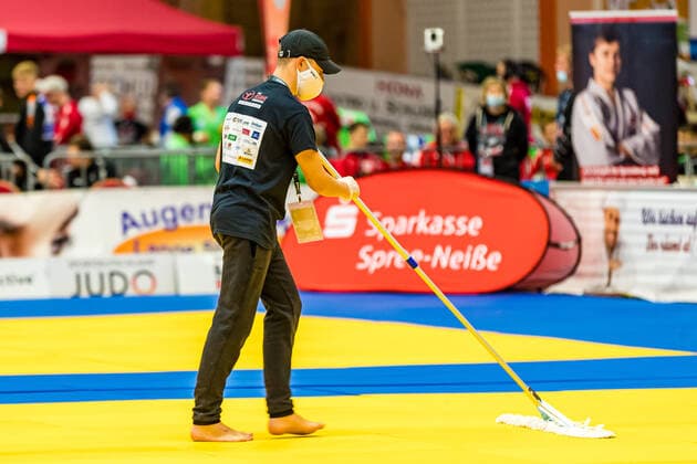 10.10.2020, Brandenburg, Senftenberg: Judo Bundesliga-Finale der Männer 2020: Zwischen den Kämpfen wird desinfiziert. foto. Eibner Hammerschmidt Judo Bundesliga-Finale der Männer 2020 Senftenberg