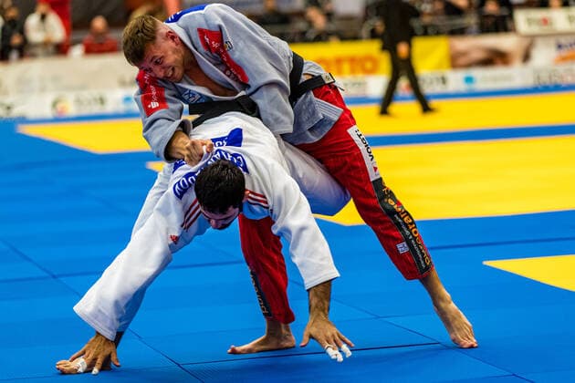 10.10.2020, Brandenburg, Senftenberg: Judo Bundesliga-Finale der Männer 2020: Oleg Ilts, KSC Asahi Spremberg, Ferdinand Karapetian, Hamburger JT foto. Eibner Hammerschmidt Judo Bundesliga-Finale der Männer 2020 Senftenberg