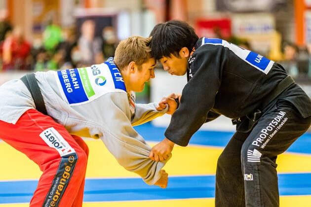 10.10.2020, Brandenburg, Senftenberg: Judo Bundesliga-Finale der Männer 2020: Tatsuto Shima, UJKC Potsdam, Julian Krupper, KSC Asahi Spremberg foto. Eibner Hammerschmidt Judo Bundesliga-Finale der Männer 2020 Senftenberg