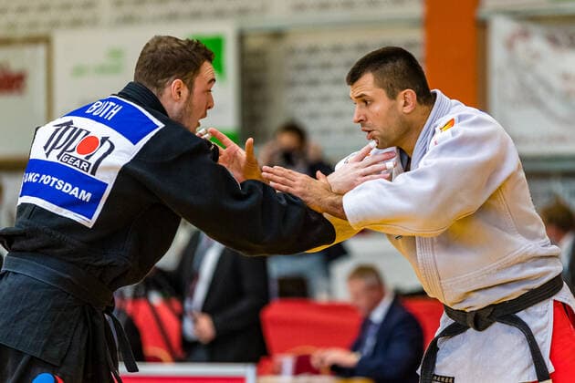 10.10.2020, Brandenburg, Senftenberg: Judo Bundesliga-Finale der Männer 2020: Ole Buth, UJKC Potsdam, Jakub Wojcik, KSC Asahi Spremberg foto. Eibner Hammerschmidt Judo Bundesliga-Finale der Männer 2020 Senftenberg