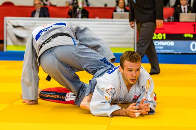 10.10.2020, Brandenburg, Senftenberg: Judo Bundesliga-Finale der Männer 2020: Damian Szwarnowiecki, KSC Asahi Spremberg, Florian Schwob, TV 1848 Erlangen foto. Eibner Hammerschmidt Judo Bundesliga-Finale der Männer 2020 Senftenberg