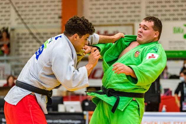 10.10.2020, Brandenburg, Senftenberg: Judo Bundesliga-Finale der Männer 2020: Jonas Schreiber, SUA Witten, Kacper Szczurowski, KSC Asahi Spremberg foto. Eibner Hammerschmidt Judo Bundesliga-Finale der Männer 2020 Senftenberg