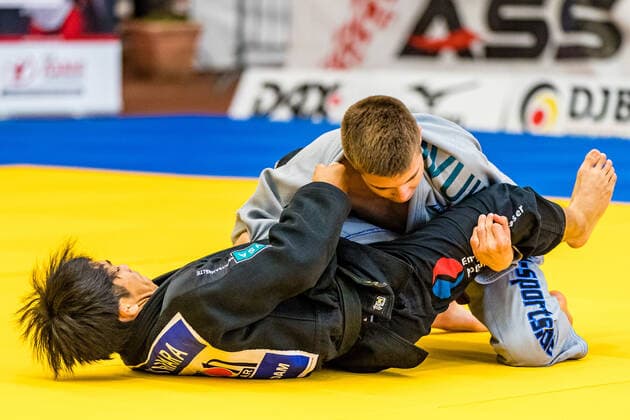 10.10.2020, Brandenburg, Senftenberg: Judo Bundesliga-Finale der Männer 2020: Shima Tatsuto, UJKC Potsdam, Maxim Koserog, Hamburger JT foto. Eibner Hammerschmidt Judo Bundesliga-Finale der Männer 2020 Senftenberg