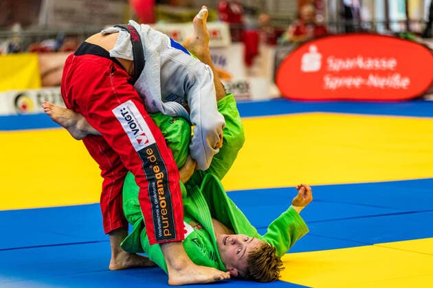 10.10.2020, Brandenburg, Senftenberg: Judo Bundesliga-Finale der Männer 2020: Matthijs van Harten, SUA Witten, Luc Meyer, KSC Asahi Spremberg foto. Eibner Hammerschmidt Judo Bundesliga-Finale der Männer 2020 Senftenberg