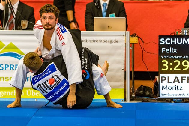10.10.2020, Brandenburg, Senftenberg: Judo Bundesliga-Finale der Männer 2020: Felix Schummel, UJKC Potsdam, Moritz Plafky, Hamburger JT foto. Eibner Hammerschmidt Judo Bundesliga-Finale der Männer 2020 Senftenberg