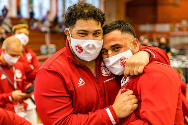 Sport Bilder des Tages 10.10.2020, Brandenburg, Senftenberg: Judo Bundesliga-Finale der Männer 2020: Sportler des Hamburger JT jubeln foto. Eibner Hammerschmidt Judo Bundesliga-Finale der Männer 2020 Senftenberg
