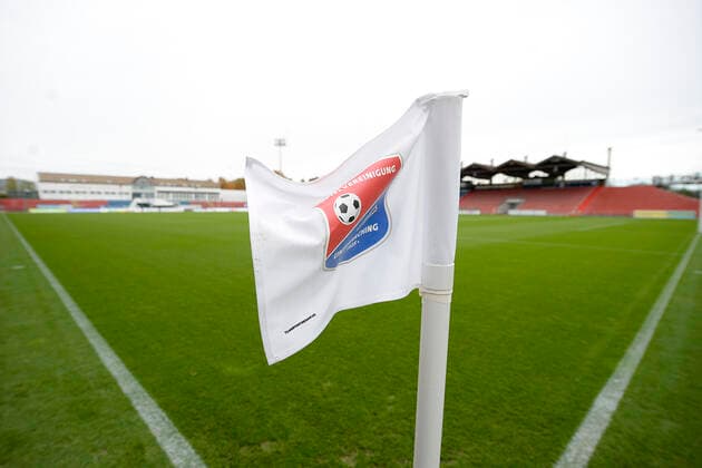 11.10.2020, xemx, Fussball 3.Liga, Spvgg Unterhaching - SV Meppen emspor, v.l. Eckfahne von Spvgg Unterhaching (DFL DFB REGULATIONS PROHIBIT ANY USE OF PHOTOGRAPHS as IMAGE SEQUENCES and or QUASI-VIDEO) Unterhaching