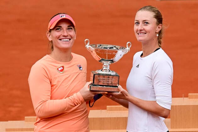 Bilder des Jahres 2020, Sport 10 Oktober Sport Themen der Woche KW41 Sport Bilder des Tages Finale Double Dames - protocole podium - trophee joie de Timea Babos (Hun) Kristina Mladenovic (Fra) posant avec leur trophee TENNIS : Internationaux de France Roland Garros 2020 - Finale Double Dames - Paris - 11 10 2020 JBAutissier Panoramic 
