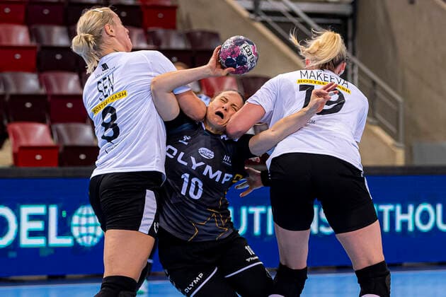 Bilder des Jahres 2020, Sport 10 Oktober Sport Themen der Woche KW41 Sport Bilder des Tages Ludwigsburg, Deutschland 11. Oktober 2020: Handball CL - 20 21 - SG BBM Bietigheim vs. Rostov-Don v. li. im Zweikampf Anna Sen (Rostov Don), Anna Loerper (Bietigheim), Ksenia Makeeva (Rostov Don) Ludwigsburg MHP Arena Baden-Württemberg Deutschland *** Ludwigsburg, Germany 11 October 2020 Handball CL 20 21 SG BBM Bietigheim vs. Rostov Don vs. li in duel Anna Sen Rostov Don , Anna Loerper Bietigheim , Ksenia Makeeva Rostov Don Ludwigsburg MHP Arena Baden Württemberg Germany