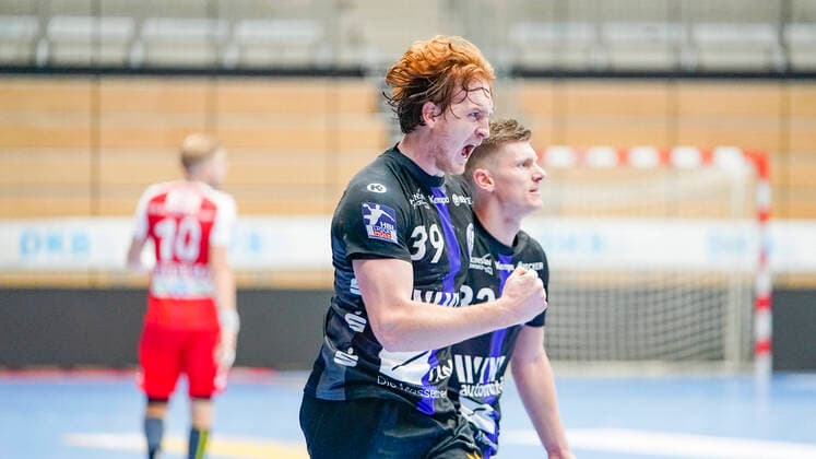 11.10.2020, Emslandarena, Lingen, GER, Bundesliga, Herren HSG Nordhorn-Lingen Bergischer HC, Lukas Stutzke 39 jubelt nach dem Sieg, DFL REGULATIONS PROHIBIT ANY USE OF PHOTOGRAPHS AS IMAGE SEQUENCES AND OR QUASI-VIDEO. Lingen Niedersachsen Germany Emslandarena