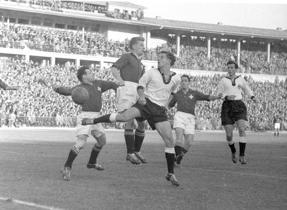 BRD Deutschland - Schweiz 21.11.1956 Aktion im Torraum . Hinten die vollbesetzte Tribüne des Waldstadion in Frankfurt am Main 3. von links Heinz Vollmar (GER) , ganz rechts Hans Neuschäfer (GER)