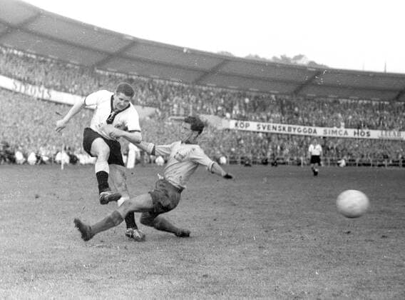Fussball - Weltmeisterschaft 1958 Schweden - Deutschland 24.06.1958 Helmut Rahn (GER) flankt vor XXX (SWE) *** Football World Cup 1958 Sweden Germany 24 06 1958 Helmut Rahn GER crosses in front of XXX SWE HM