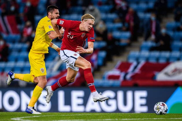 Bilder des Jahres 2020, Sport 10 Oktober Sport Themen der Woche KW41 Sport Bilder des Tages 201011 Andrei Burca of Romania and Erling Braut Haaland of Norway during the UEFA Nations League football match between Norway and Romania on October 11, 2020 in Oslo. Photo: Vegard Wivestad Grott BILDBYRAN kod VG VG0054 bbeng fotboll football fotball soccer uefa nations league landskamp norge norway romania rumänien *** 201011 Andrei Burca of Romania and Erling Braut Haaland of Norway during the UEFA Nations League football match between Norway and Romania on October 11, 2020 in Oslo Photo Vegard Wivestad Grott BILDBYRAN kod VG VG0054 bbeng fotboll football fotball soccer uefa nations league landskamp norge norway romania romanänien,  Copyright: VEGARDxWIVESTADxGRoTT BB201011VG051