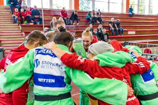 11.10.2020, Brandenburg, Senftenberg: Judo Zweite Bundesliga Finale der Frauen 2020: Sportlerinnen des SUA Witten bilenden einen Kreis. Judo Zweite Bundesliga Finale der Frauen 2020 Senftenberg