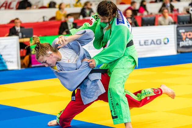 11.10.2020, Brandenburg, Senftenberg: Judo Zweite Bundesliga Finale der Frauen 2020: Fabienne Püchel, SUA Witten, Angelina Seibelt, KSC Asahi Spremberg Judo Zweite Bundesliga Finale der Frauen 2020 Senftenberg