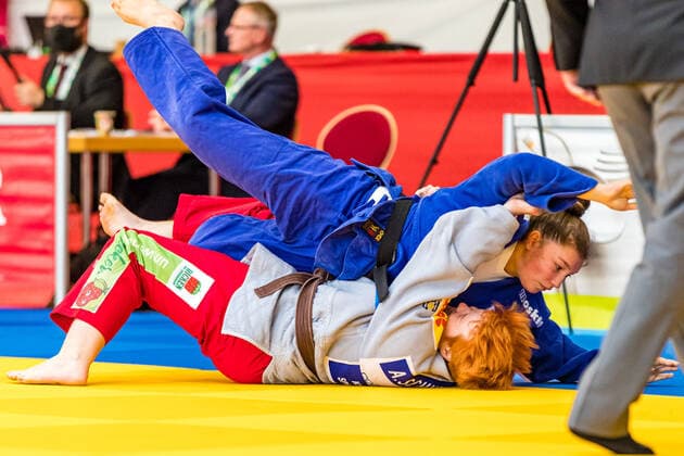 11.10.2020, Brandenburg, Senftenberg: Judo Zweite Bundesliga Finale der Frauen 2020: Lisa Oberföll, BC Karlsruhe, Antonia Schneider, KSC Asahi Spremberg im Freundschaftskampf Judo Zweite Bundesliga Finale der Frauen 2020 Senftenberg