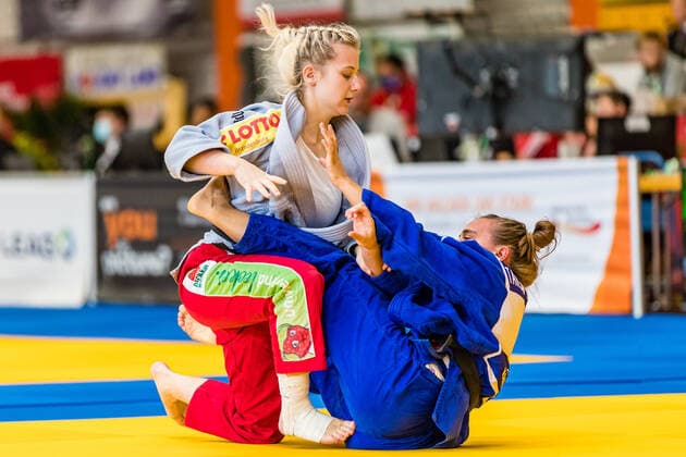 11.10.2020, Brandenburg, Senftenberg: Judo Zweite Bundesliga Finale der Frauen 2020: Tanja Schmadel, BC Karlsruhe, Luisa Engelkind, KSC Asahi Spremberg im Freundschaftskampf Judo Zweite Bundesliga Finale der Frauen 2020 Senftenberg