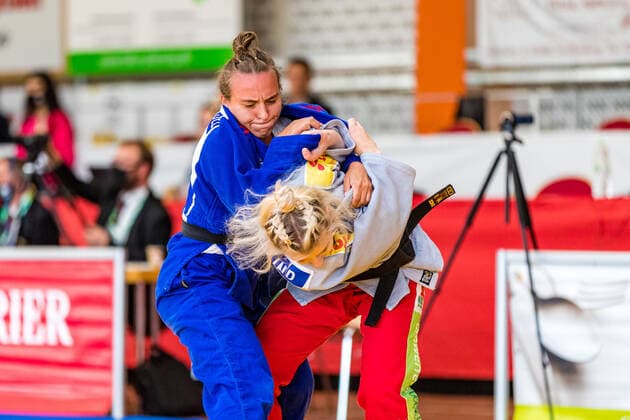 11.10.2020, Brandenburg, Senftenberg: Judo Zweite Bundesliga Finale der Frauen 2020: Tanja Schmadel, BC Karlsruhe, Luisa Engelkind, KSC Asahi Spremberg im Freundschaftskampf Judo Zweite Bundesliga Finale der Frauen 2020 Senftenberg