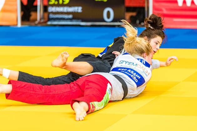 11.10.2020, Brandenburg, Senftenberg: Judo Zweite Bundesliga Finale der Frauen 2020: Jolyne Marten, KSC Asahi Spremberg, Dominique Denkewitz, JC Wiesbaden Judo Zweite Bundesliga Finale der Frauen 2020 Senftenberg