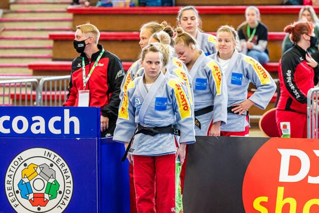11.10.2020, Brandenburg, Senftenberg: Judo Zweite Bundesliga Finale der Frauen 2020: Die Mannschaft des KSC Asahi Spremberg steht bei der Aufstellung Judo Zweite Bundesliga Finale der Frauen 2020 Senftenberg