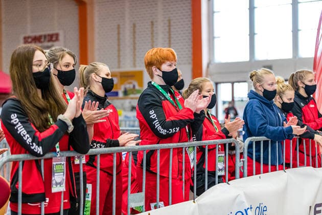 11.10.2020, Brandenburg, Senftenberg: Judo Zweite Bundesliga Finale der Frauen 2020: Sportlerinnen des KSC Asahi Spremberg feuern ihre Mannschaft an. Judo Zweite Bundesliga Finale der Frauen 2020 Senftenberg