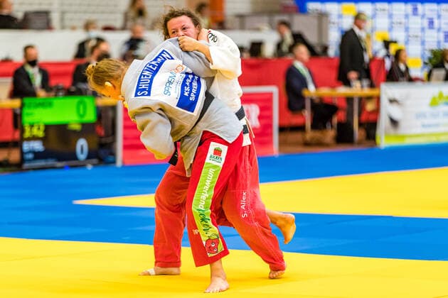 11.10.2020, Brandenburg, Senftenberg: Judo Zweite Bundesliga Finale der Frauen 2020: Sophia Allex, Post-SV Düsseldorf, Svenja Huentemann, KSC Asahi Spremberg Judo Zweite Bundesliga Finale der Frauen 2020 Senftenberg