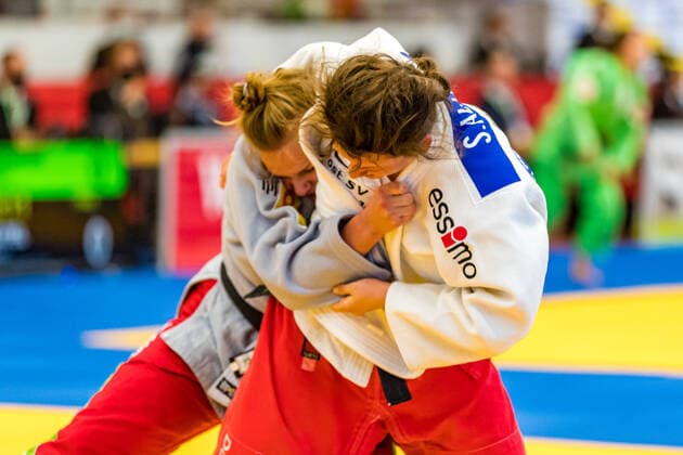11.10.2020, Brandenburg, Senftenberg: Judo Zweite Bundesliga Finale der Frauen 2020: Sophia Allex, Post-SV Düsseldorf, Svenja Huentemann, KSC Asahi Spremberg Judo Zweite Bundesliga Finale der Frauen 2020 Senftenberg