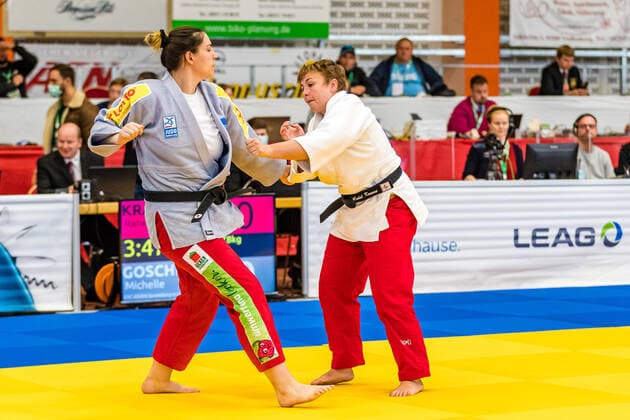 11.10.2020, Brandenburg, Senftenberg: Judo Zweite Bundesliga Finale der Frauen 2020: Rahel Krause, Post-SV Düsseldorf, Michelle Goschin, KSC Asahi Spremberg Judo Zweite Bundesliga Finale der Frauen 2020 Senftenberg