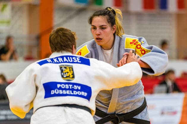 11.10.2020, Brandenburg, Senftenberg: Judo Zweite Bundesliga Finale der Frauen 2020: Rahel Krause, Post-SV Düsseldorf, Michelle Goschin, KSC Asahi Spremberg Judo Zweite Bundesliga Finale der Frauen 2020 Senftenberg