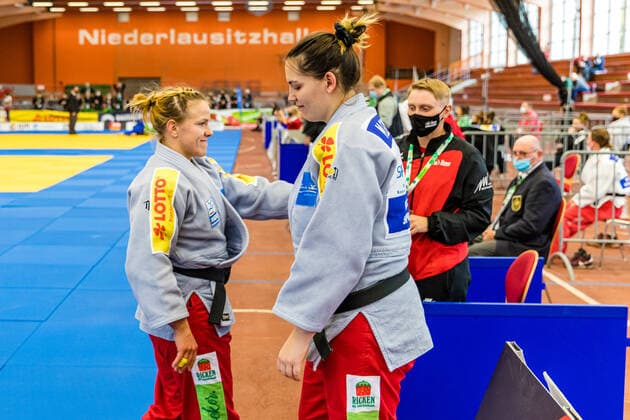 11.10.2020, Brandenburg, Senftenberg: Judo Zweite Bundesliga Finale der Frauen 2020: Marie Branser, KSC Asahi Spremberg klatscht Michelle Goschin, KSC Asahi Spremberg, ab Judo Zweite Bundesliga Finale der Frauen 2020 Senftenberg