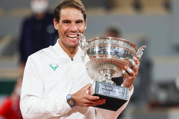 Bilder des Jahres 2020, Sport 10 Oktober Sport Themen der Woche KW41 Sport Bilder des Tages TENNIS - ATP, Tennis Herren French Open 2020 PARIS,FRANCE,11.OCT.20 - TENNIS - ATP World Tour, French Open, Roland Garros, Grand Slam, final, award ceremony Image shows Rafael Nadal (ESP). Keywords: trophy. GEPAxpictures xPatrickxSteiner