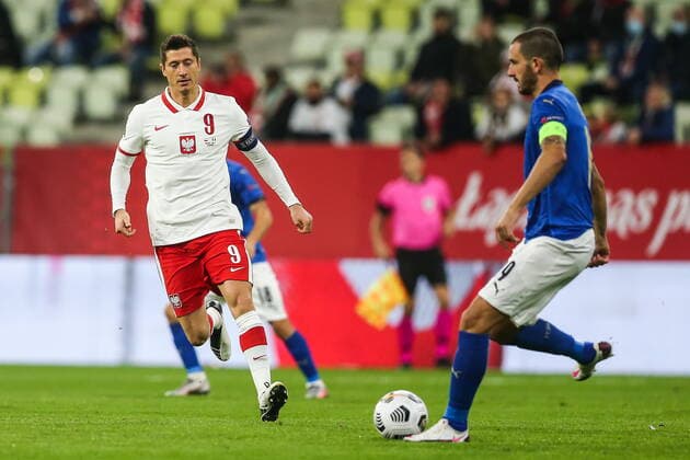 11.10.2020, Gdansk, pilka nozna, Liga Narodow, Polska - Wlochy N z Robert Lewandowski (POL), Leonardo Bonucci (ITA), fot. Tomasz Jastrzebowski Foto Olimpik ----- 11.10.2020, Gdansk, football, UEFA Nations League, Poland - Italy, In the picture: Robert Lewandowski (POL), Leonardo Bonucci (ITA), fot. Tomasz Jastrzebowski Foto Olimpik NEWSPIX.PL --- Newspix.pl  TOJA1238