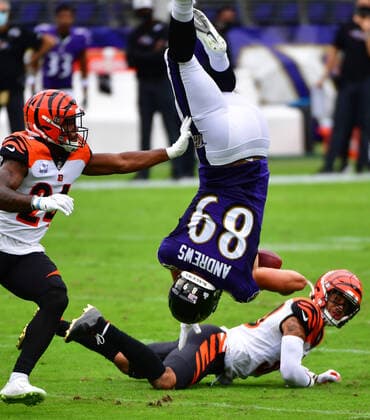 Bilder des Jahres 2020, Sport 10 Oktober Sport Themen der Woche KW41 Sport Bilder des Tages Baltimore Ravens tight end Mark Andrews (89) is upended by Cincinnati Bengals free safety Jessie Bates III (30) after a 9-yard catch for a first down during the first half of an NFL, American Football Herren, USA football game at M&T Bank Stadium in Baltimore, Maryland, on Sunday, October 11, 2020.  BAL20201011126 DAVIDxTULIS