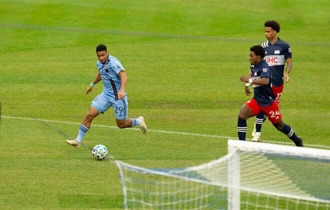 New England Revolution regular MLS, Fussball Herren, USA match at NYCFC Ismael Tajouri-Shradi (29) of NYCFC controls ball during MLS regular season game against New England Revolution at Yankee stadium. Game was played without fans because of COVID-19 pandemic precaution. New England Revolution won 2 - 1. All supporting staff and players on the bench were wearing facial masks and kept social distances. United States Copyright: LevxRadin