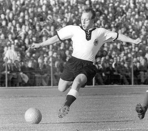 Uwe Seeler, 85. Geburtstag am 5. November FBWM58 Deutschland - Jugoslawien 1:0 , 19.06.1958 in Malmoe Uwe Seeler in Aktion *** FBWM58 Germany Yugoslavia 1 0 , 19 06 1958 in Malmoe Uwe Seeler in action HM