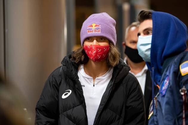 Sport Bilder des Tages PAPARAZZI BRAK ZGODY NA PUBLIKACE WIZERUNKU 12.10.2020 WARSZAWA IGA SWIATEK WROCILA DO POLSKI FOT. BRUNNER NEWSPIX.PL --- Newspix.pl Iga Swiatek, the winner of the Tournament Roland Garros returned to Poland. POLAND OUT!  BRN12102020_016