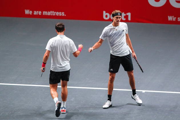 Mischa ZVEREV (GER) und Alexander ZVEREV (GER), Impressionen vom 1. Doppel bei den bett1HULKS Indoors - ATP, Tennis Herren 250 am 13.10.2020 in Köln (LANXESS arena), Deutschland