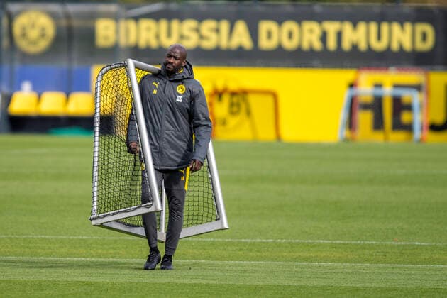 Fußball: 1. Bundesliga, Saison 2020 2021, Training von Borussia Dortmund am 13.10.2020 in Dortmund Brackel (Nordrhein-Westfalen). Otto Addo trägt ein Tor. Copyright: xGuidoxKirchnerx
