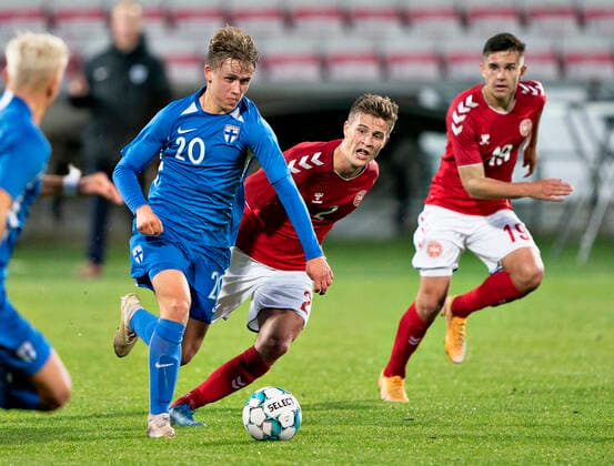 Finlands Naatan Skyttä mnod Danmarks Rasmus Bjerregaard Carstensen i EM kvalifikationskampen mellem Danmark og Finland paa Aalborg Portland Park, tirsdag den 13. oktober 2020.. , Aalborg Jylland Denmark Copyright: HenningxBagger HenningxBaggerx COP102 spdk20201013-190107-L