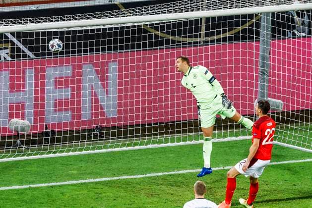 Köln, RheinEnergieStadion, 13.10.20: Torwart Manuel bekommt das 0:1 Gegentor im Länderspiel Deutschland vs. Schweiz.