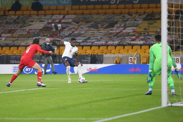 England U21, U 21 v Turkey U21s UEFA EURO, EM, Europameisterschaft,Fussball U21 2020 Qualifiers Ryan Sessegnon of England crosses the ball which takes a deflection off Huseyin Turkmen of Turkey for England s 1st goal during the UEFA Euro U21 2020 Qualifiers match at Molineux, Wolverhampton Content Not Available For UK Newspapers Copyright: xPaulxChestertonx FIL-14691-0001