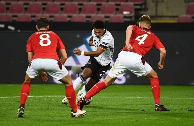 13.10.2020, xjhx, Fussball UEFA Nations League, Deutschland - Schweiz emspor, v.l. Remo Freuler (Schweiz), Serge Gnabry (Deutsche Fussball Nationalmannschaft DFB), Nico Elvedi (Schweiz) (DFL DFB REGULATIONS PROHIBIT ANY USE OF PHOTOGRAPHS as IMAGE SEQUENCES and or QUASI-VIDEO) Koeln