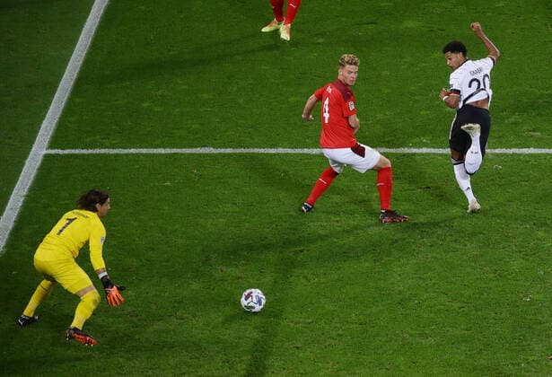 Bilder des Jahres 2020, Sport 10 Oktober Sport Themen der Woche KW42 Sport Bilder des Tages Köln , Fußball UEFA Nations League , Länderspiel Deutschland vs. Schweiz , Tor zum 3 : 3 , von links: Yann Sommer ( SUI ) Nico Elvedi ( SUI ) Torschütze Serge Gnabry ( GER ) *** Cologne , Soccer UEFA Nations League , International match Germany vs. Switzerland , Goal to the 3 3 , from left Yann Sommer SUI Nico Elvedi SUI Scorer Serge Gnabry GER